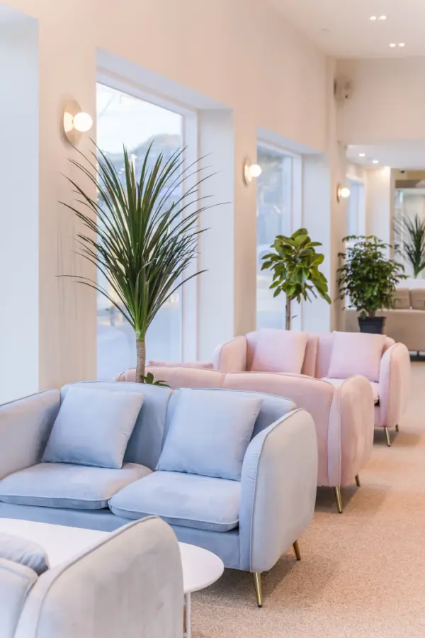 파스텔 벨벳 소파가 돋보이는 감성 카페 라운지